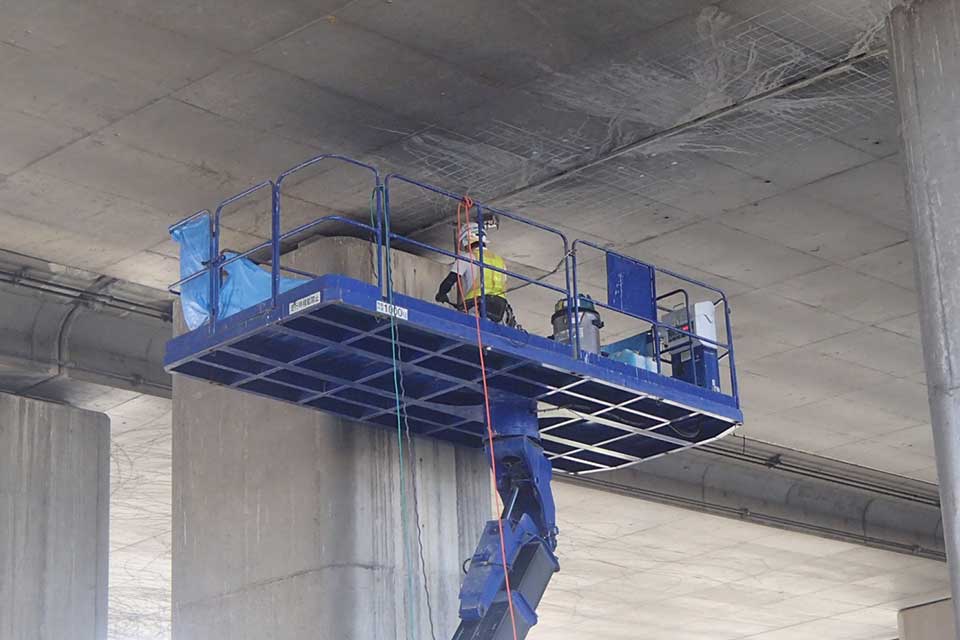 高所作業車での塗装